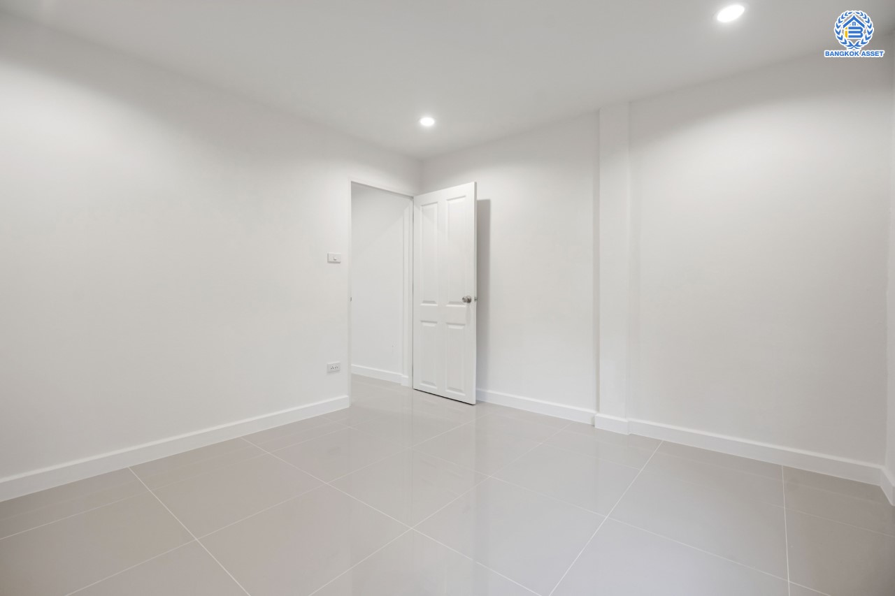 บ้านมือสองตกแต่งใหม่ หลักสี่แลนด์ ดอนเมือง บ้านแฝดหลังใหญ่ เนื้อที่ 35 ตร.ว. ฟังก์ชัน 3 ห้องนอน 2 ห้องน้ำจอดรถได้ 1 คัน บนทำเลดีที่สุด ใกล้สนามบินดอนเมือง ทางด่วน "ศรีสมาน" และรถไฟฟ้าสายสีแดง "สถานีการเคหะ"...